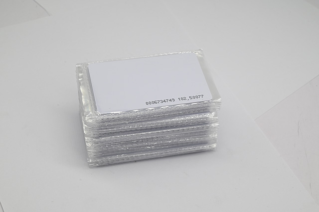 RFID系統(tǒng)主要由讀寫器、應答器和后臺計算機組成 RFID系統(tǒng)主要由讀寫器、應答器和后臺計算機組成