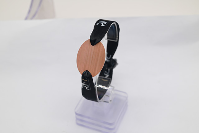 智能卡主體上還設有指紋傳感器，固定在手持部位