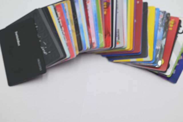 智能卡主體包括一個插入端和一個手持端 智能卡主體包括一個插入端和一個手持端